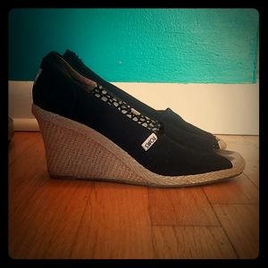 Tom's black wedges